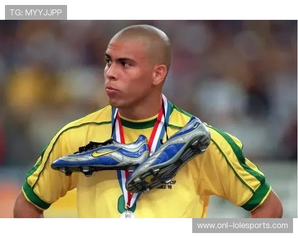 世界足坛巨星成长轨迹与辉煌成就全景解析