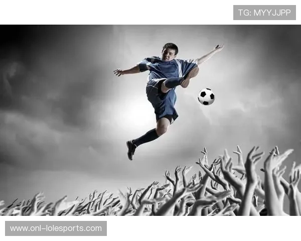 足球明星拍手变装动作震撼呈现展现运动与时尚完美融合的瞬间